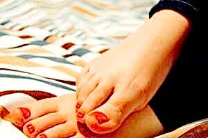 разница между классическим и аппаратным педикюром